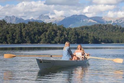 Un paseo en bote compartido, con las montañas y el bosque como telón de fondo.