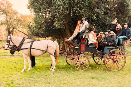 Un paseo en uno de las antiguos breaks que tienen en La Concepción y que aún usan para andar por el parque. Concepción y Luisa Demarchi, al mando. Y entre los pasajeros, Agustina Braun, Jandri Blaquier, Ginette Reynal, Matías Martins, entre otros