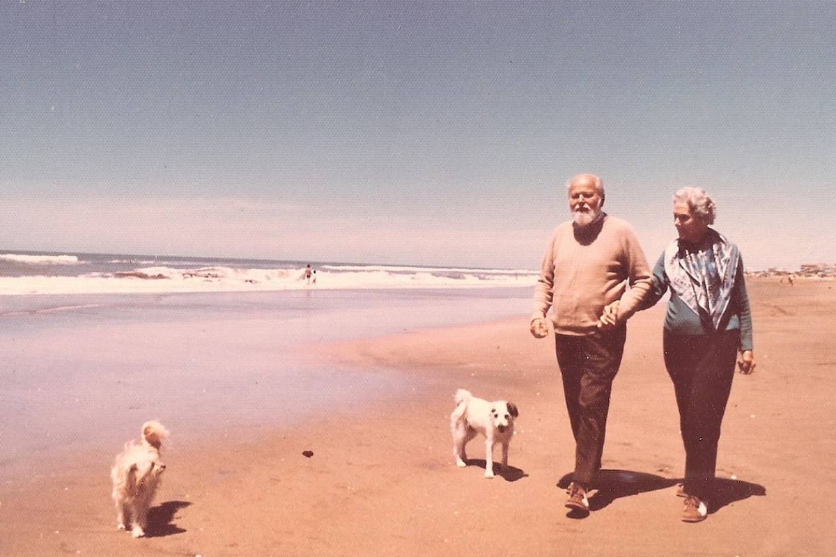 Un paseo por las playas de Villa Gesell protagonizado por Carlos Gesell, Emilia Luther y dos de sus mascotas