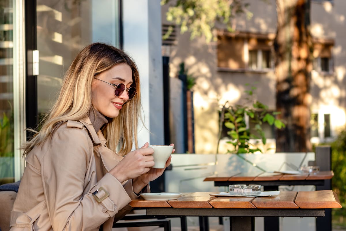 Un paseo, y un café, bajo el sol otoñal