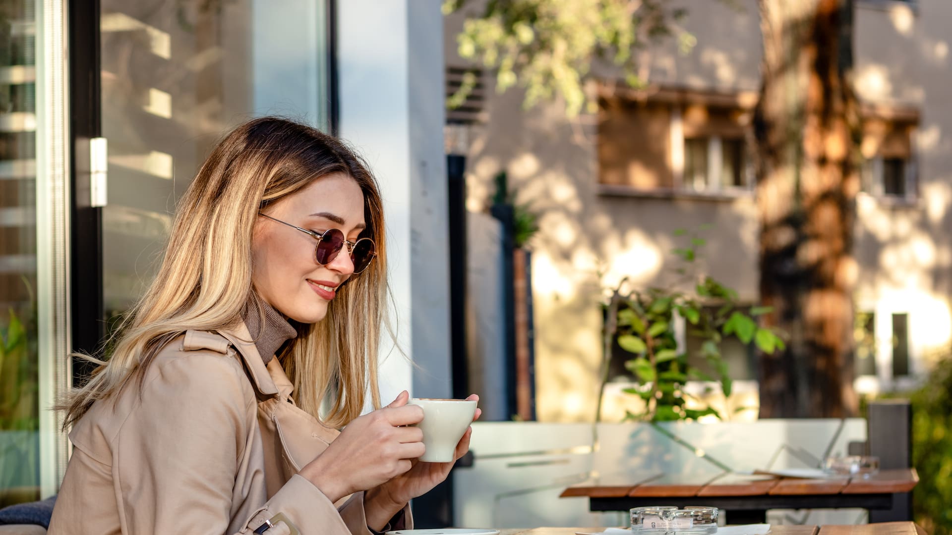 Un paseo, y un café, bajo el sol otoñal