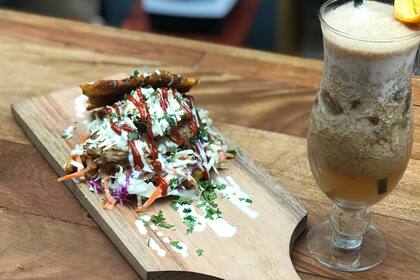 Un patacón es una especie de hamburguesa hecha a base de dos capas de plátano frito, entre las que hay repollo y zanahoria desmenuzados, junto a algún relleno de carne, todo cubierto por salsas especiales.