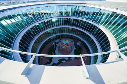 Un patio circular abierto de 20 metros de diámetro está ubicado en un espacio central que atraviesa la estructura construida, permitiendo el acceso de la luz natural