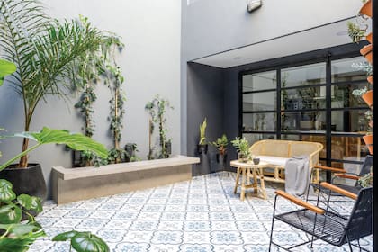 Un patio con pisos cerámicos