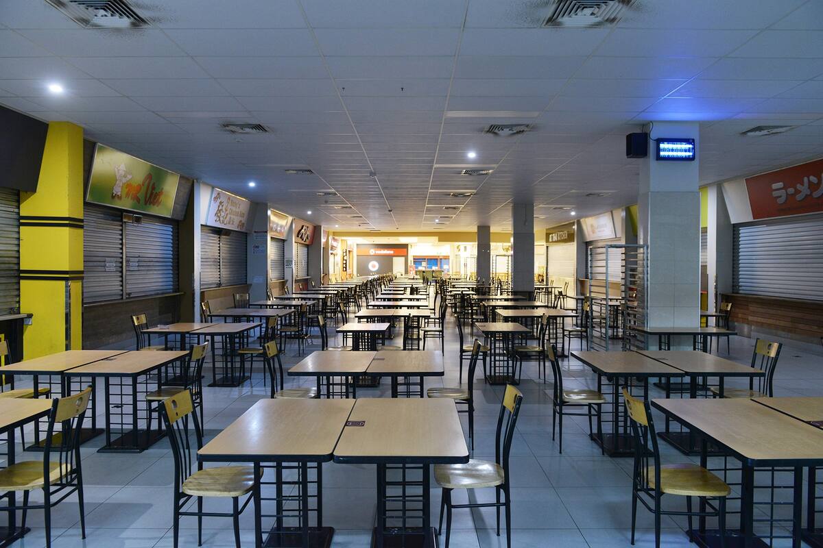 Un patio de comidas vacío en Adelaida por las restricciones el gobierno
