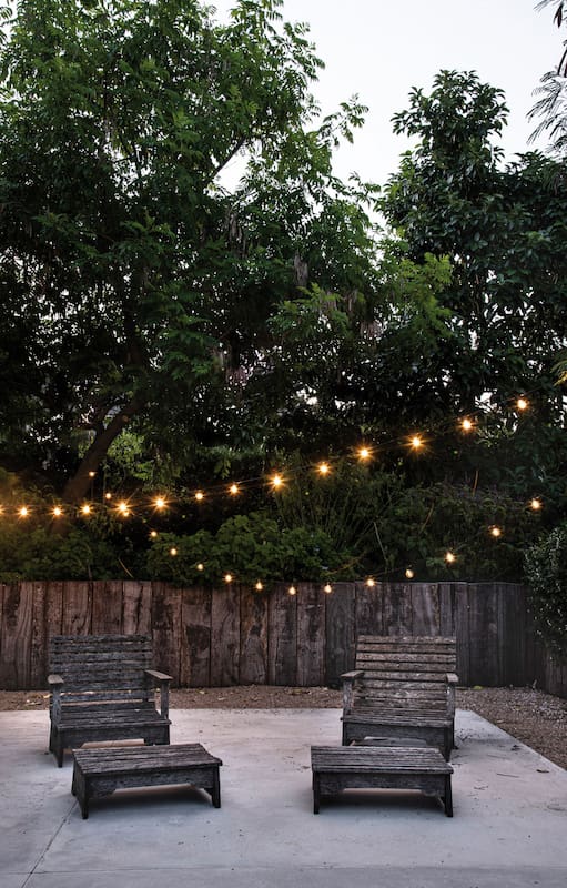 Un patio iluminado por guirnaldas de luces con dos intensidades (100% y 75%). Cantidad de lámparas: 20. IP65, apto intemperie. (LitexLed).