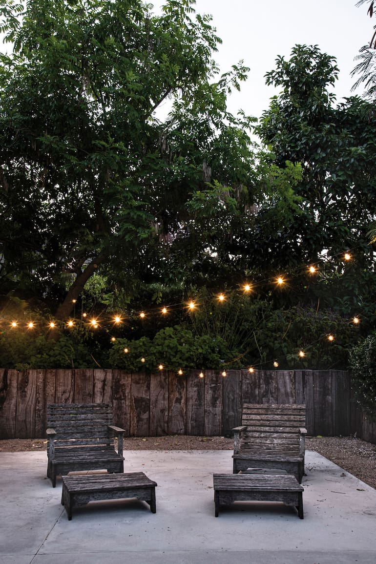 Un patio iluminado por guirnaldas de luces con dos intensidades (100% y 75%). Cantidad de lámparas: 20. IP65, apto intemperie. (LitexLed).