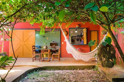Un patio que se integró a la casa al pintar la pared que lo dividía