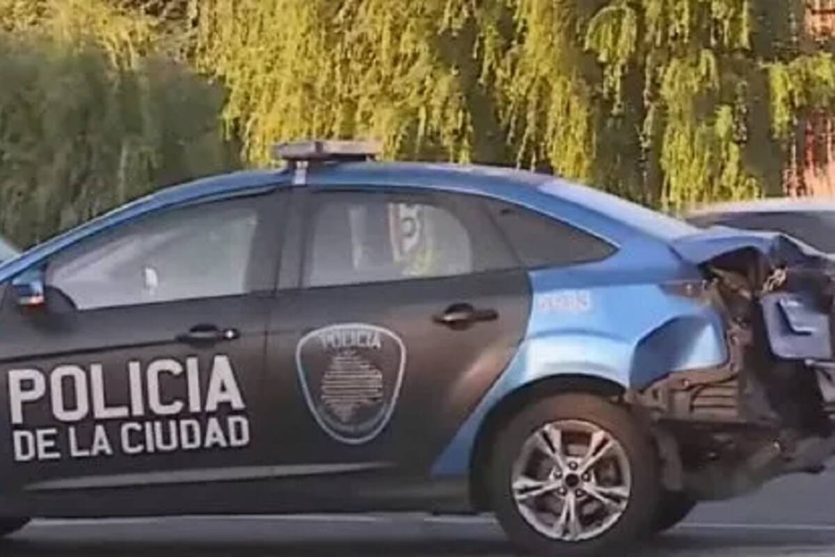 Un patrullero fue embestido por un camión
