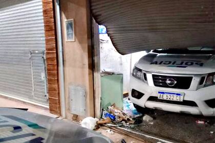 Un patrullero se incrustó en una carnicería.
