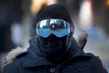 Un peatón camina por el centro de la ciudad en temperaturas bajo cero el 30 de enero en Chicago, Illinois. Las empresas y las escuelas han cerrado, Amtrak ha suspendido el servicio a la ciudad, se han cancelado más de mil vuelos y se ha suspendido la entrega de correo, ya que la ciudad se enfrenta a