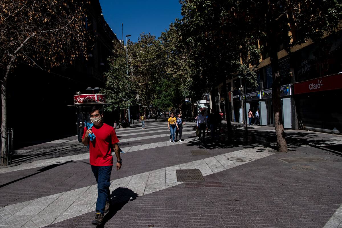 Un peatón lleva barbijo mientras camina por el paseo peatonal Ahumada, en Santiago de Chile, el 2 de abril de 2020