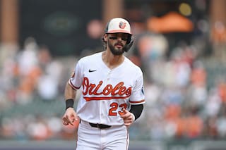 Un pelotazo desata tensión entre Orioles y Reales; Blaze Alexander sufre fractura en la mano