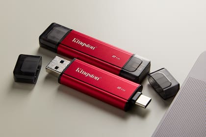 Un pendrive Dual Portable SSD de Kingston, con conexión USB-C y USB-A para asegurar su compatibilidad con toda clase de dispositivos