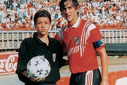Un pequeño D´Alessandro con Enzo Francescoli; el uruguayo es uno de los ídolos del cabezón