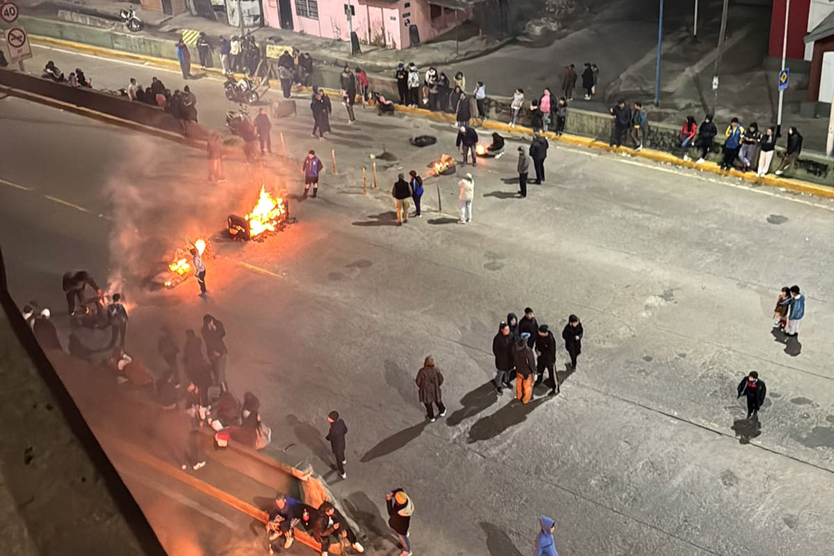 Un pequeño grupo pudo bloquear anoche, ante la inacción policial, la autopista La Plata - Buenos Aires en las dos manos
