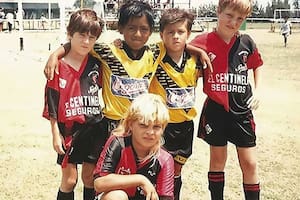 Un pequeño Lionel Messi posa para la cámara junto a compañeros suyos de Newell's y del equipo peruano
Foto: Twitter @messismo10