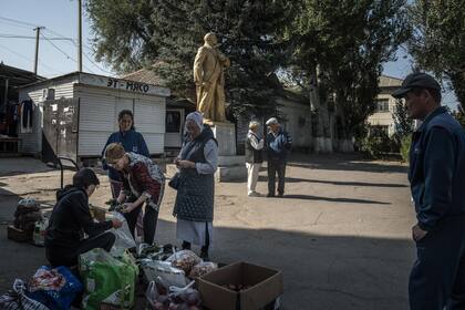 Un pequeño mercado en Orlovka, Kirguistán, que todavía está dominado por una estatua de Vladimir Lenin