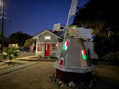 Un pequeño molino de viento forma parte de los elementos exteriores de la propiedad, en homenaje a la identidad danesa de Solvang