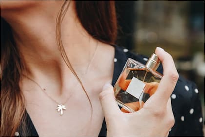 Un perfume es un gran regalo para mujeres u hombres, pero elegirlo requiere tener en cuenta algunas claves