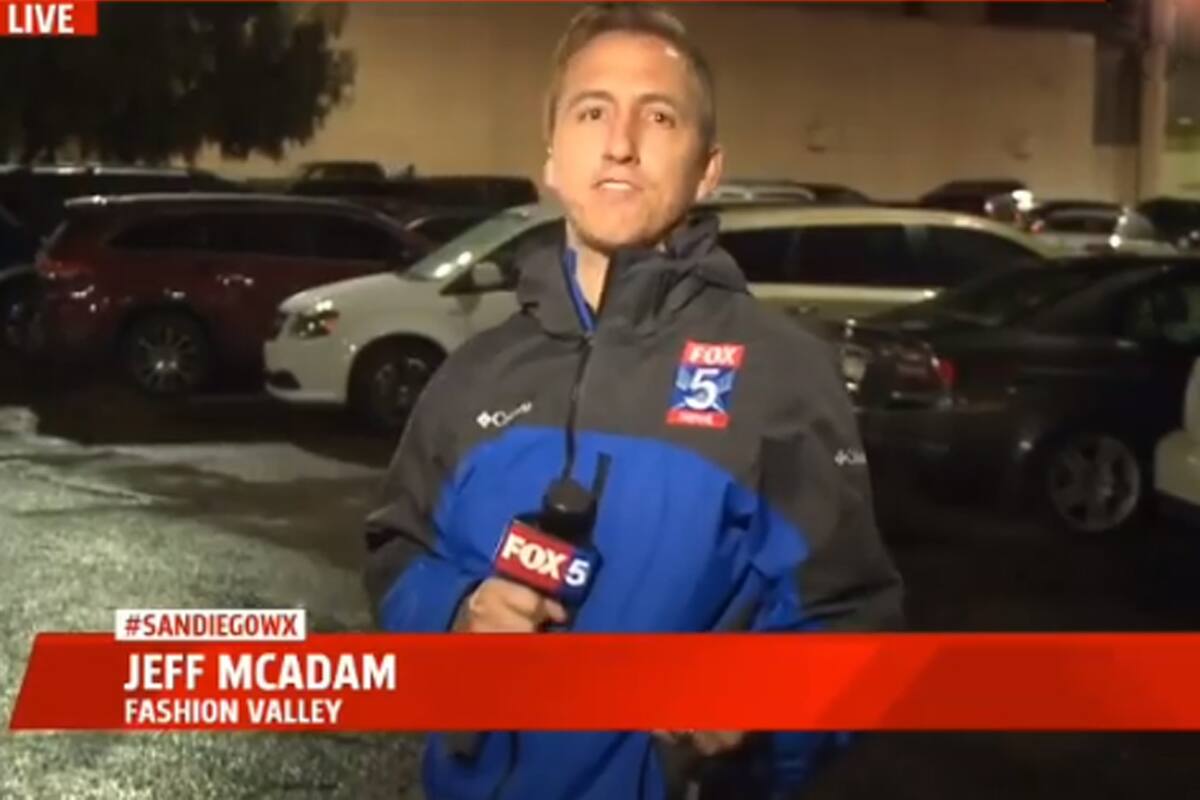 Un periodista estaba dando las noticias en vivo cuando se desató un tiroteo a sus espaldas