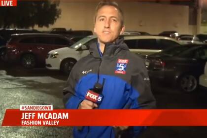 Un periodista estaba dando las noticias en vivo cuando se desató un tiroteo a sus espaldas