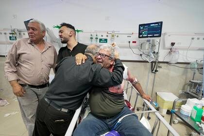 Un periodista herido es abrazado por uno de los colegas de la periodista Shireen Abu Akleh, reportera de la cadena Al Jazeera que murió baleada, en el Hospital de Cisjordania en Yenín, el miércoles 11 de mayo de 2022. (AP Foto/Majdi Mohammed)