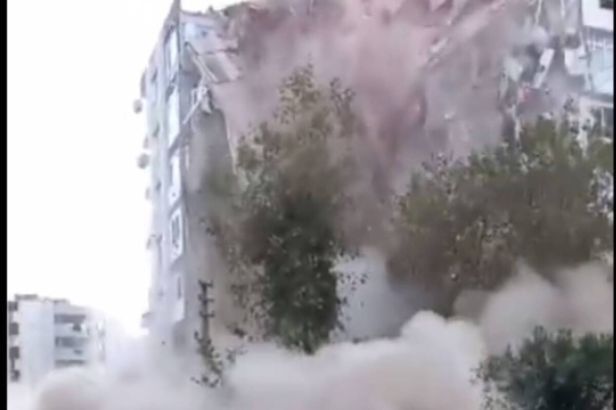 Un periodista publicó en las redes sociales el momento preciso en el que un edificio se derrumbaba por un sismo en Turquía.