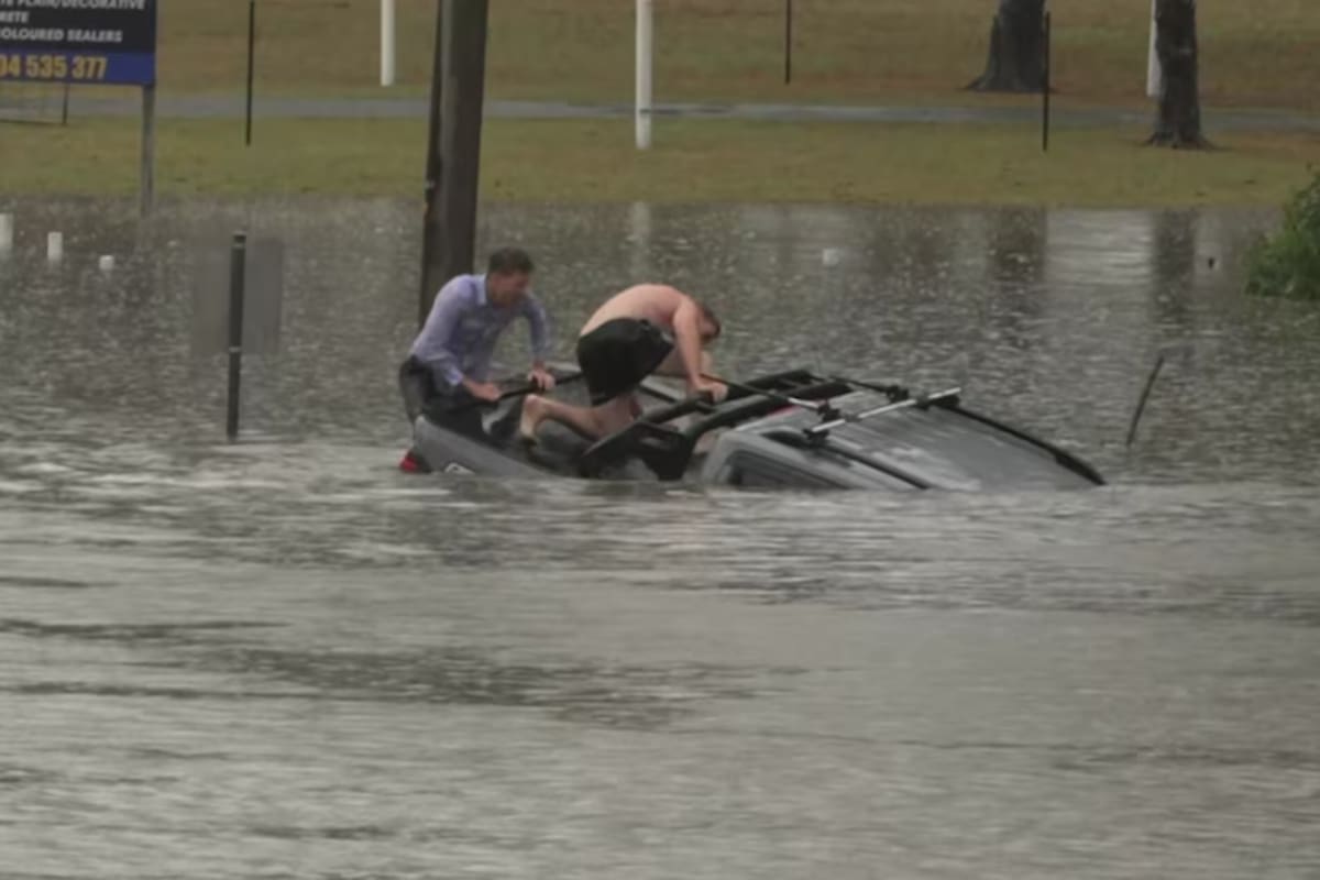 Un periodista se lanzó al agua para rescatar a un conductor de un auto que se hundía durante una inundación