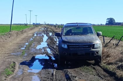 Un perito ingeniero civil constató que los caminos, de suelo natural, perdían capacidad de resistencia con la lluvia y la humedad, lo que dificultaba o impedía la circulación de vehículos y maquinaria pesada