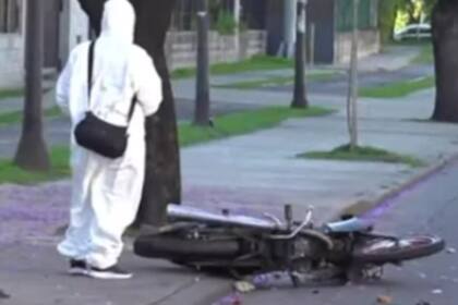 Un perito trabaja sobre la moto en la que circulaba el joven que murió