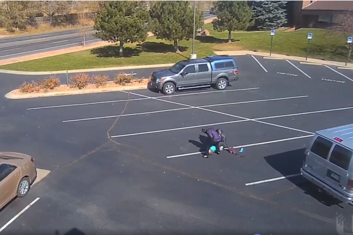 Un perro ataca a una niña en el estacionamiento de una iglesia en el Sur de Colorado, EE.UU. El video fue difundido por el refugio local Humane Society of the Pikes Peak Region para crear conciencia de las mascotas peligrosas