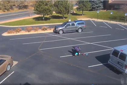 Un perro ataca a una niña en el estacionamiento de una iglesia en el Sur de Colorado, EE.UU. El video fue difundido por el refugio local Humane Society of the Pikes Peak Region para crear conciencia de las mascotas peligrosas