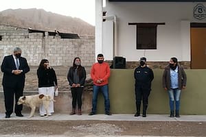 Un perro hizo pis en el pantalón de una intendenta intendenta mientras daba su discurso