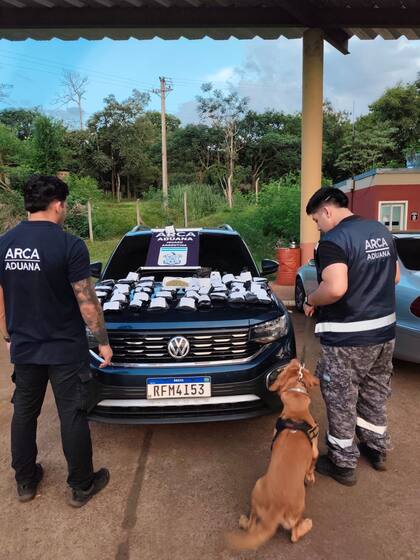 Un perro rastreador acompaña a los agentes en la inspección del rodado antes del secuestro del material controlado
