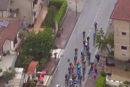 Un perro saltó al camino y se cruzó y varios ciclistas terminaron en el asfalto, a menos de tres kilómetros para la llegada de la quinta etapa del Giro de Italia.