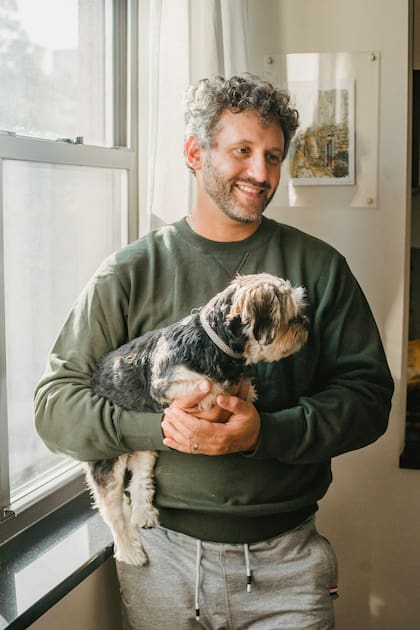 Un perro tolera el abrazo de un niño, pero su lenguaje corporal sugiere incomodidad y preferencia por el espacio