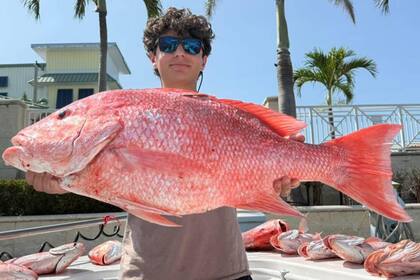 Un pescador de Florida atrapó un pargo rojo que había sido capturado nueve años atrás