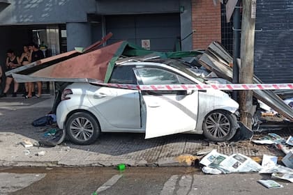Un Peugeot 208 colisionó contra un puesto de diarios luego de que su conductora, una joven de 28 años, se quedara dormida al volante