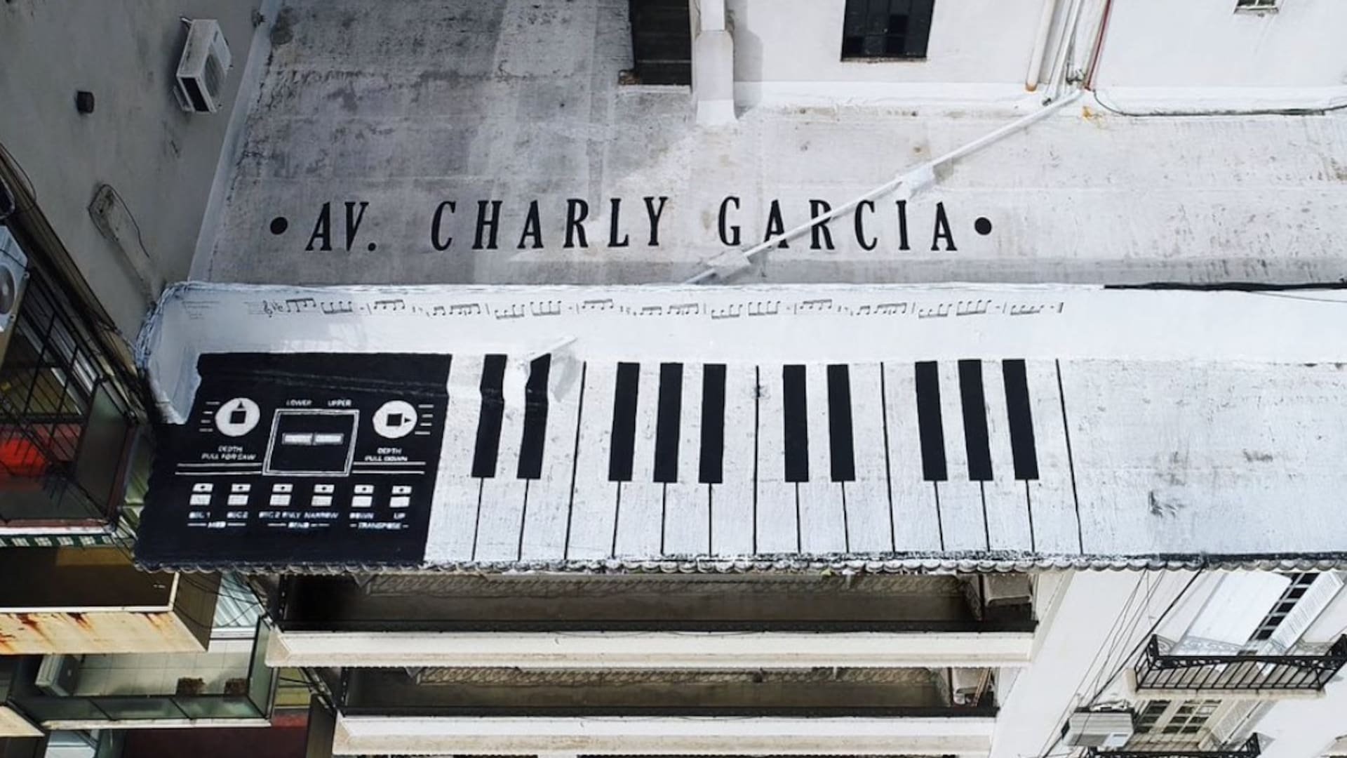 @perfilocortante y @tianfirpo en la realización del mural del piano gigante en la azotea de Charly García