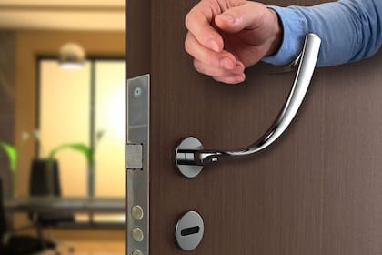 Un picaporte de Piedal diseñado para abrir la puerta con el antebrazo