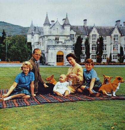 Un picnic en familia en los jardines. La reina y Felipe de Edimburgo con sus tres hijos mayores, la princesa Ana y los príncipes Eduardo y Carlos.