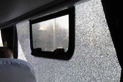 Un piedrazo contra el micro en la llegada