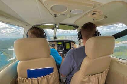 Un piloto de 2ª generación y una azafata "llena de vida" entre las víctimas del choque aér