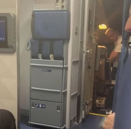 Un piloto de Delta Airlines fue detenido por ICE solo momentos después de aterrizar el avión en San Francisco