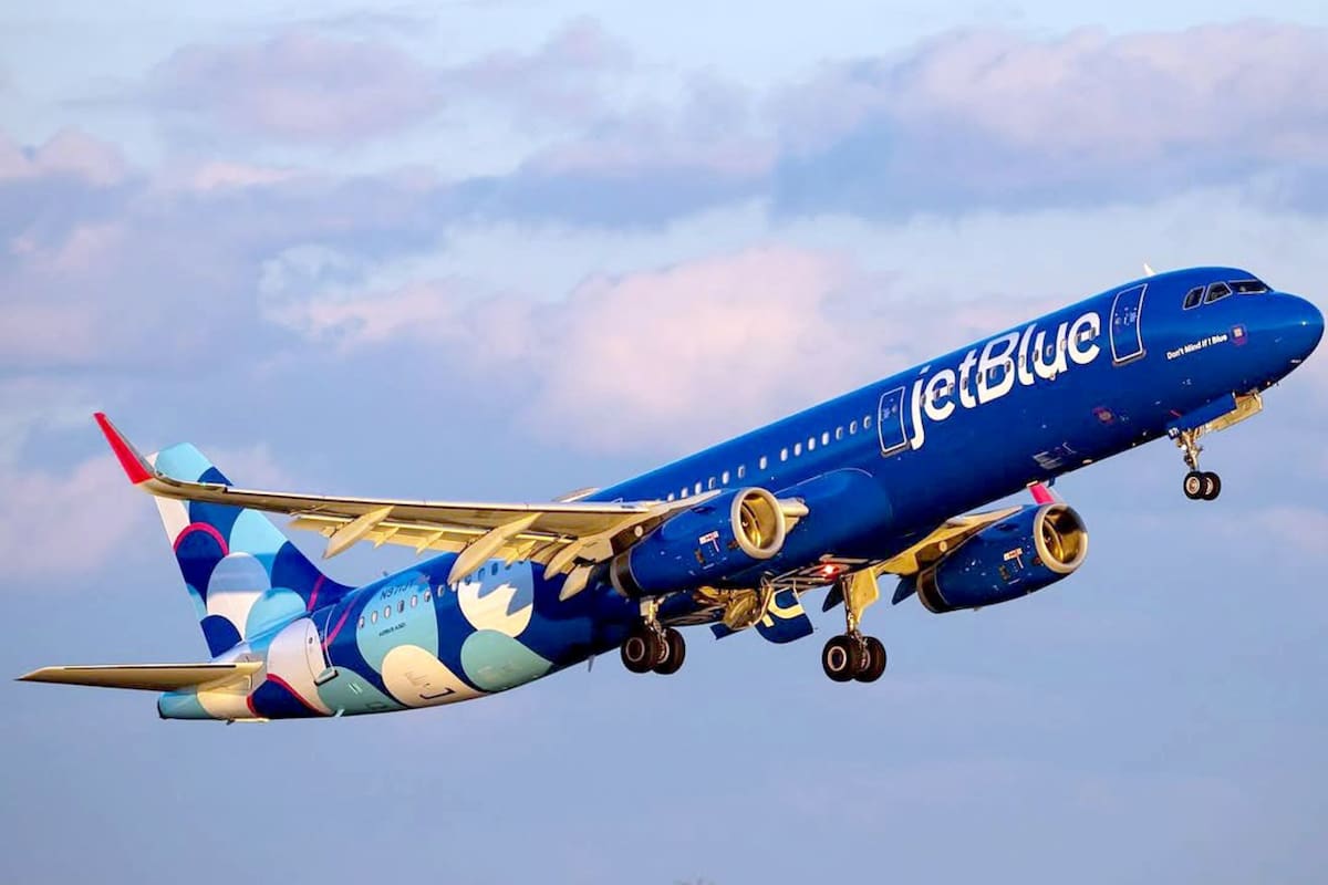 Un piloto de JetBlue debió detener su ascenso para evitar contra un avión militar estadounidense