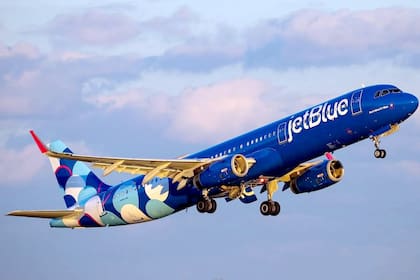Un piloto de JetBlue debió detener su ascenso para evitar contra un avión militar estadounidense