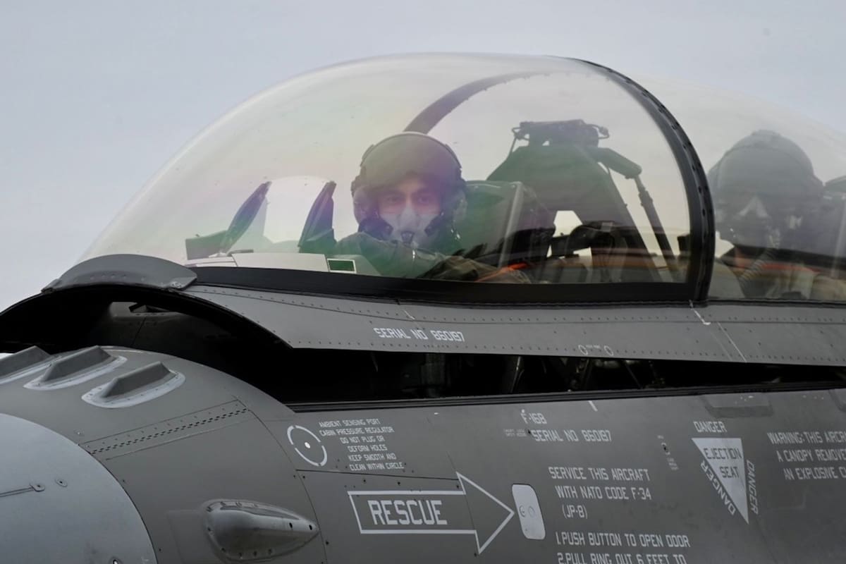 Un piloto de la Fuerza Aérea Argentina, a bordo de uno de los aviones F-16, en Río Cuarto