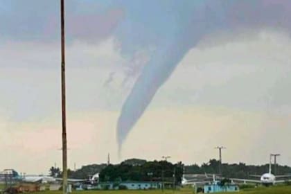 Un piloto esquivó un tornado mientras aterrizaba en La Habana, Cuba