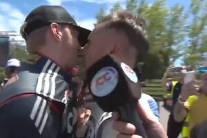 Pernía se sacó con otro piloto y lo fue a buscar enfurecido cuando terminó la carrera